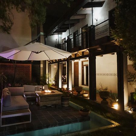 Yox Hotel Boutique San Cristóbal de Las Casas Exteriér fotografie The hotel's courtyard at night