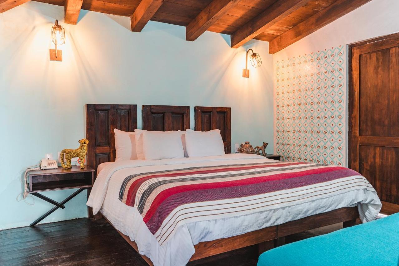 Yox Hotel Boutique San Cristóbal de Las Casas Exteriér fotografie A bedroom at the hotel
