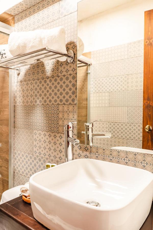 Yox Hotel Boutique San Cristóbal de Las Casas Exteriér fotografie Bathroom tiles