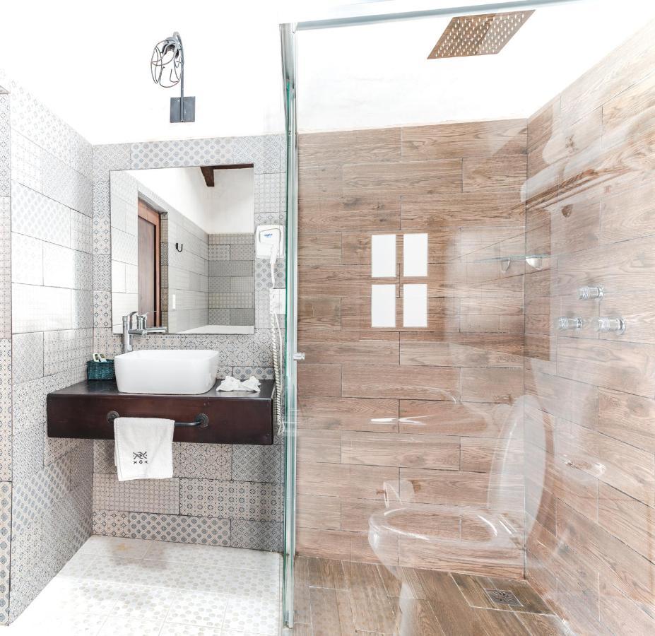 Yox Hotel Boutique San Cristóbal de Las Casas Exteriér fotografie A shower enclosure