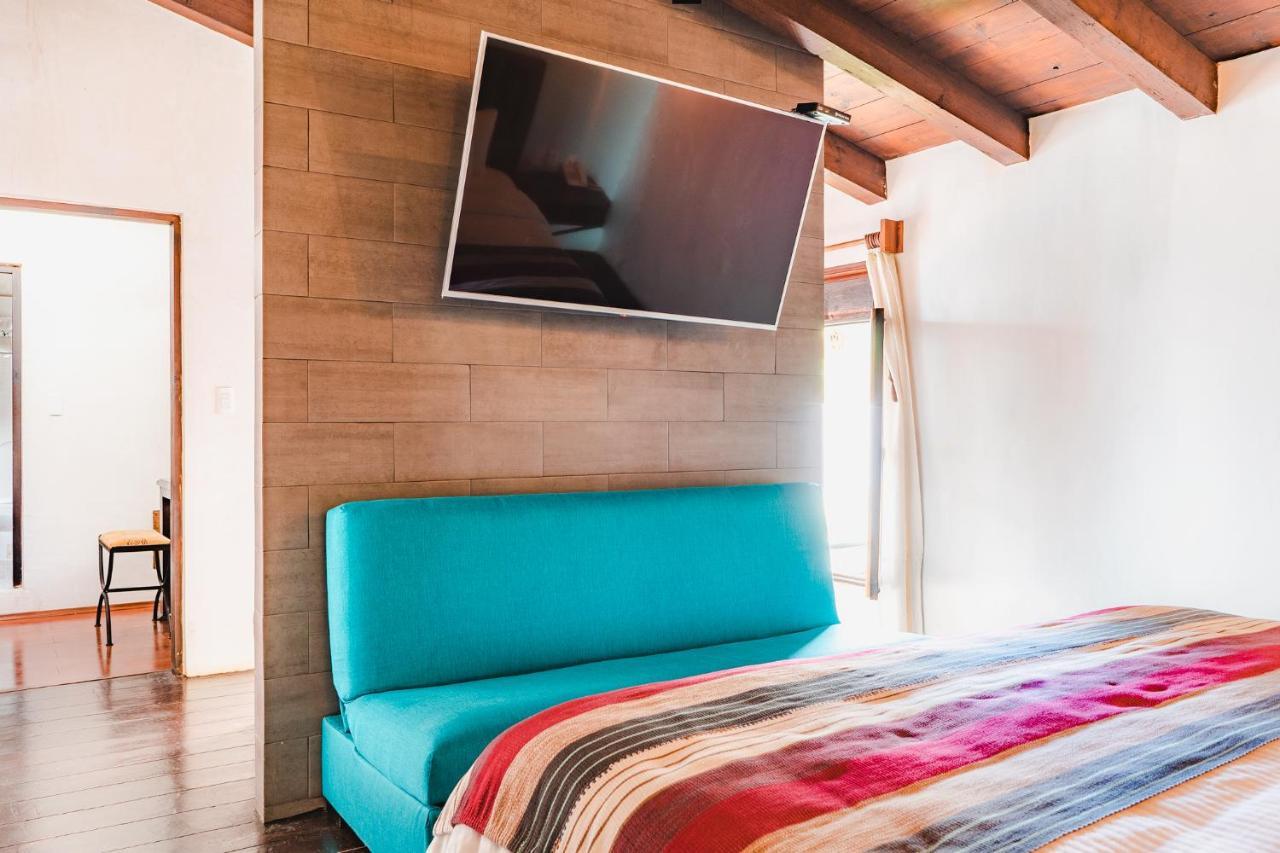 Yox Hotel Boutique San Cristóbal de Las Casas Exteriér fotografie A television mounted on a wall