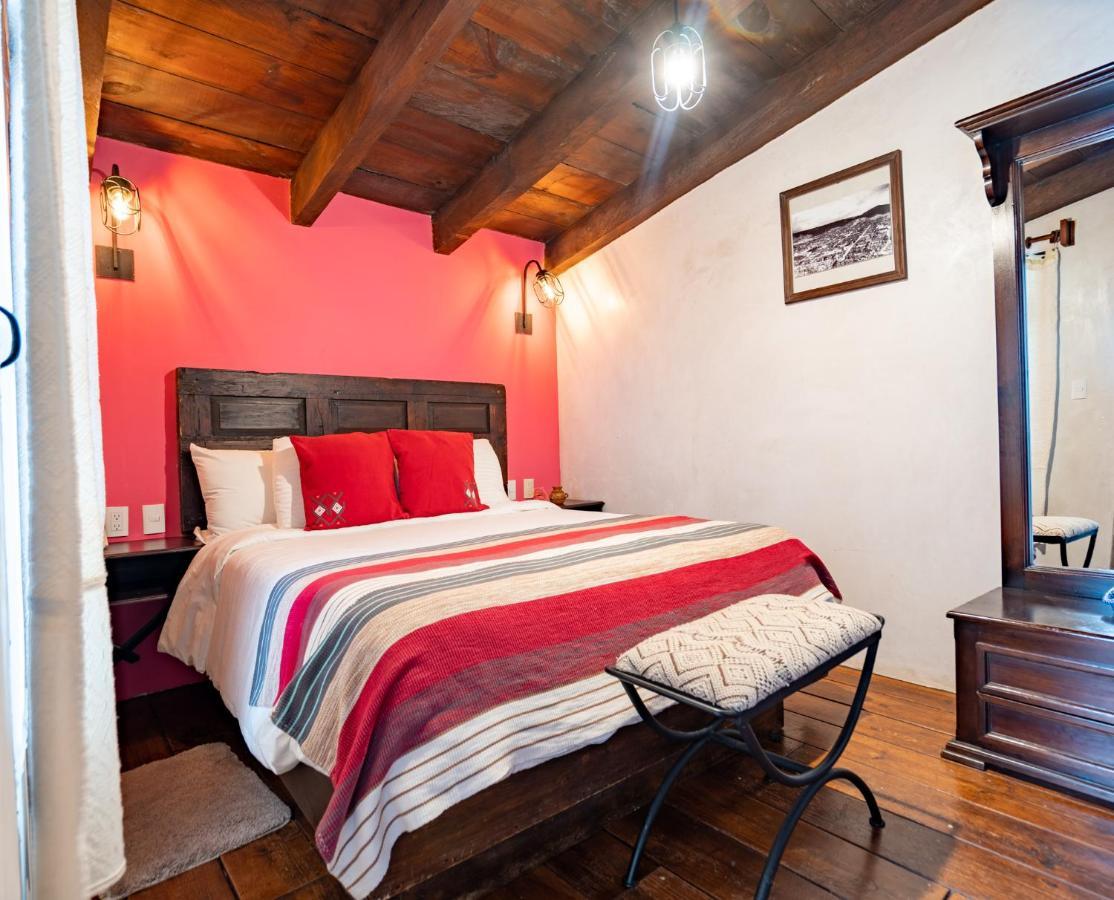Yox Hotel Boutique San Cristóbal de Las Casas Exteriér fotografie A bedroom at the hotel