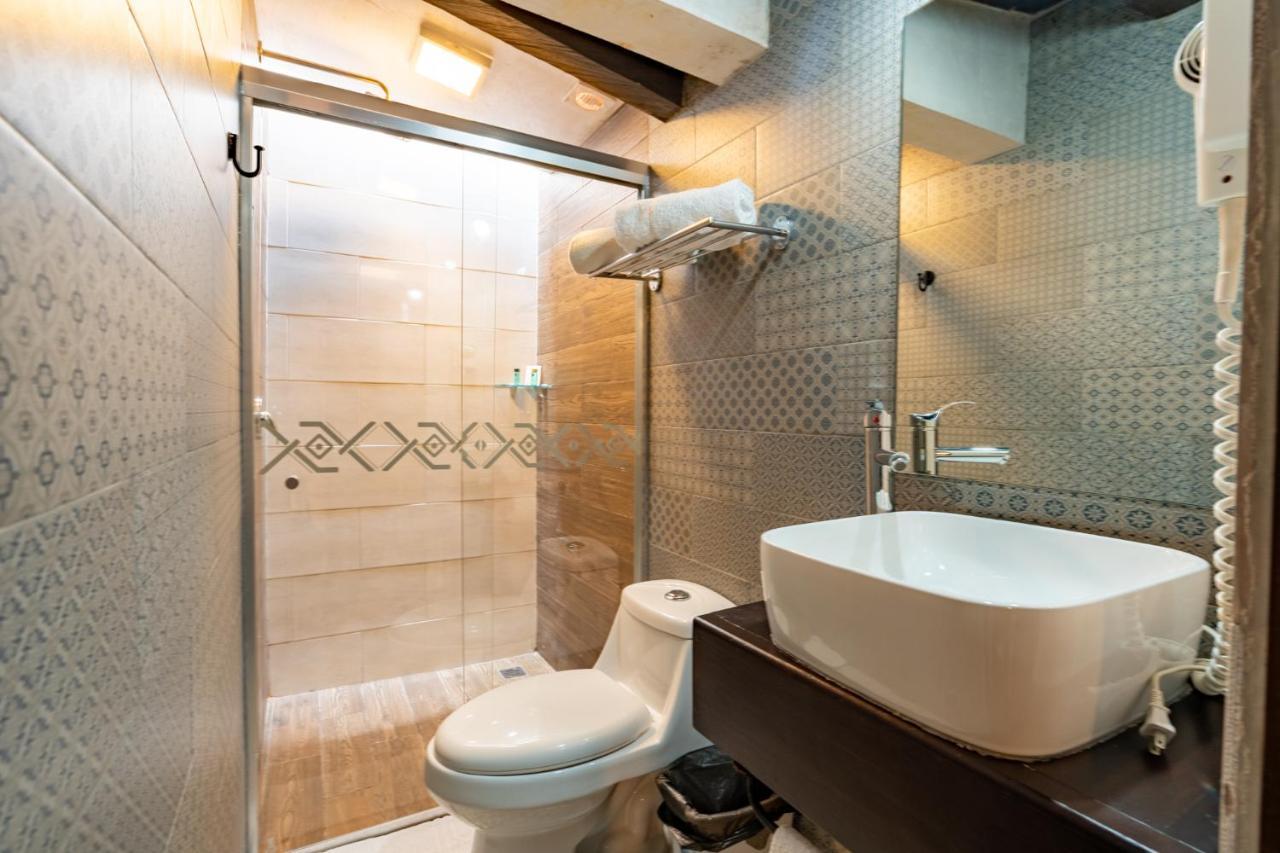 Yox Hotel Boutique San Cristóbal de Las Casas Exteriér fotografie Bathroom with shower enclosure