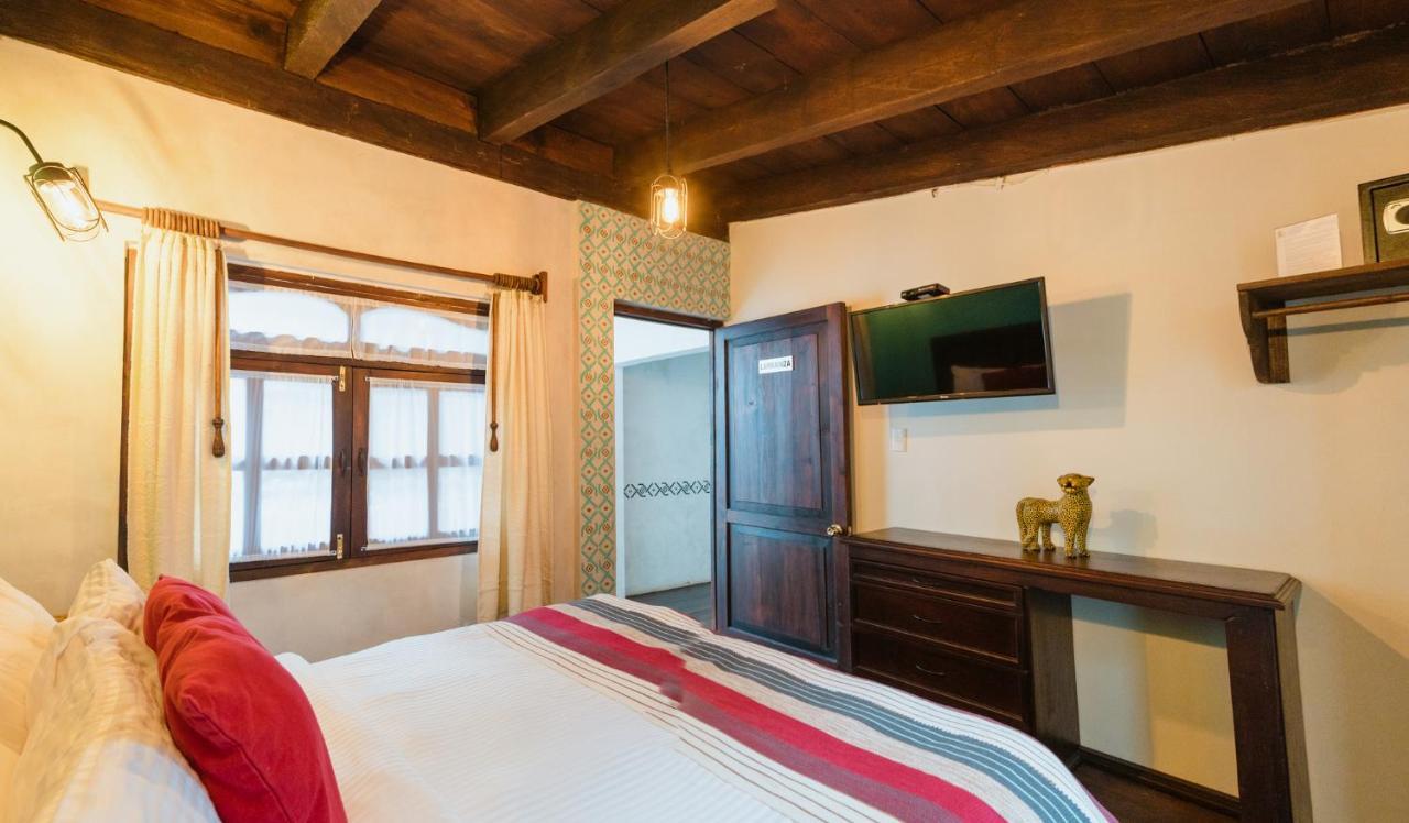 Yox Hotel Boutique San Cristóbal de Las Casas Exteriér fotografie A bedroom at the hotel