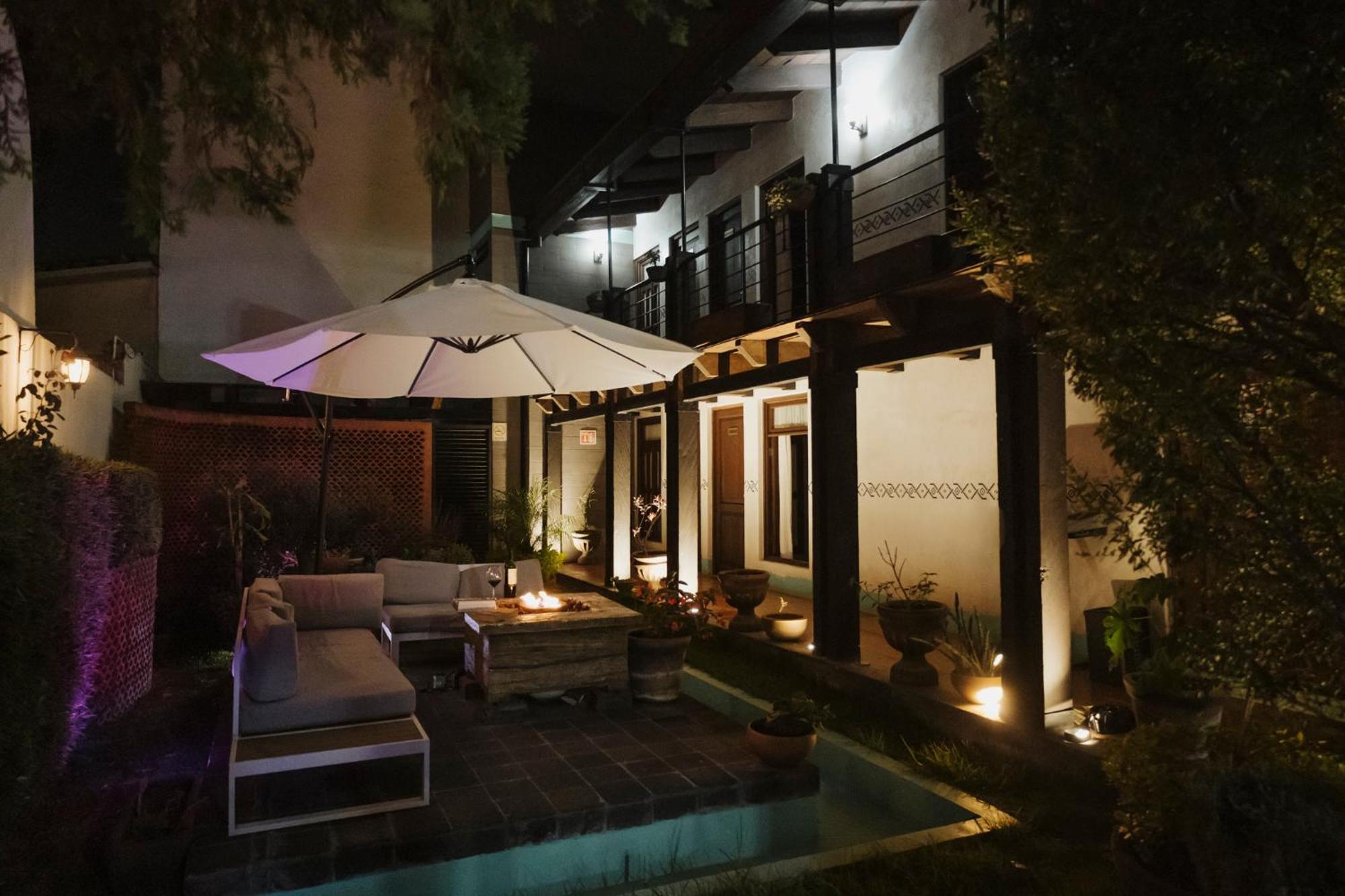 Yox Hotel Boutique San Cristóbal de Las Casas Exteriér fotografie The hotel's courtyard at night